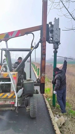 1.3K views | Highway corrugated guardrail post installation Good tools and machinery make work easy #mechanic #auto #mechanicsteve #inspiring #motivation #handwashchallenge #mechaniclife | L’art est une étoile | Facebook