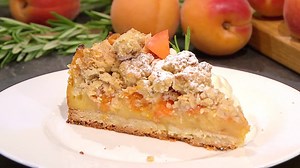 Wir in Bayern | Rezepte: Aprikosenstreusel mit Rosmarinsahne
