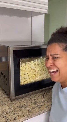 ELA OLHOU PRO MICRO ONDAS E JÁ SABIA QUE DEU RUIM #COMEDIA #VIDABRASILEIRA #IA