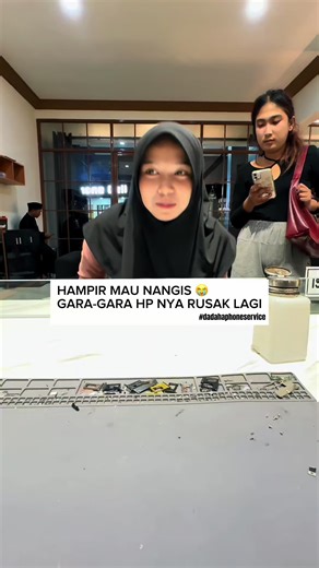 Hampir mau nangis, gara-gara HP nya rusak lagi😭 #service #iphone #apple #asterosofficial #ugreenbyasteros