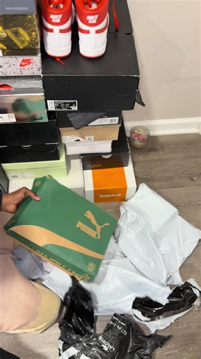 I couldn’t cop this on the puma site, the after market like STOCKX, GOAT, POIZON etc but a sole fam in Nigeria help hunt them down and finally could add it to my rotation going into 2026. Can’t wait for what @PUMA x @davido got coming next! #real #sole #info #sneaker #unboxing