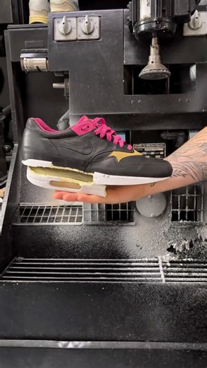 Le Sneakers Atelier on Instagram: "Une paire à 2000€ sauvée encore une fois chez nous 🫠 Air Max 1 Kid Robot : -Midsole swap -Lining tongue swap Le Sneakers Atelier. 114 Boulevard Brune 75014 Paris #lesneakersatelier #sneakers #kicks #restor #airmax1"