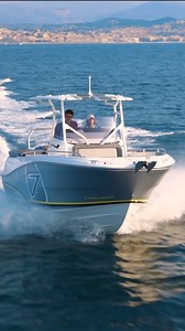 The Leader 7.5 CC Series 3 was built for family fun on the water. #jeanneau | Jeanneau America