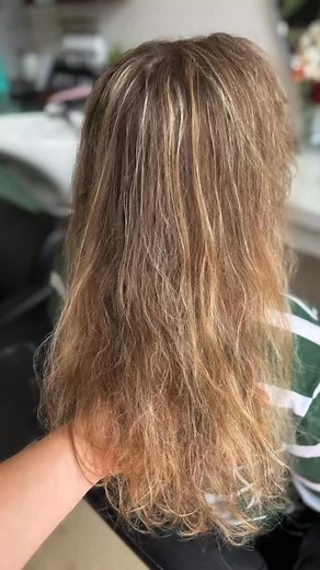 Úžasná proměna vlasů: Jak oživit chemicky narušené a dehydratované kadeře.✨🩷 . Sdílím profesionální proměnu vlasů klientky, kde ukazuji postup stříhání a úpravy poškozených, kudrnatých a zesvětlených vlasů. . #beautyhairbyanna #VlasovyStyl #KadeřeProměna #KadeřnictvíCZ #VlasovýTrend #BeautyTransformation | beautyhairbyanna