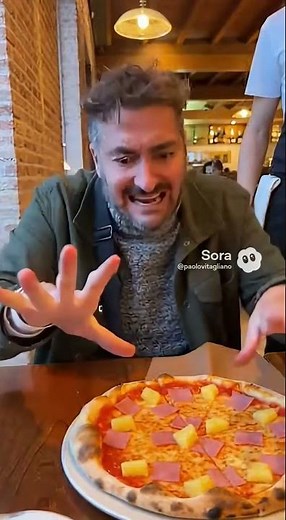 Pizza con ananas .