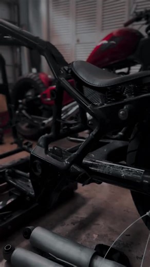 Join us on a thrilling ride through the world of bobberstyle motorcycles. Your daily dose of inspiration awaits! 🎥 @vlx.bobber #bobber #custombuilt #bobbermotorcycles #bobberbrothers | Bobber Brothers