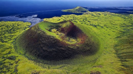 How do lava rock and ocean shape Mauna Kea’s landscape?