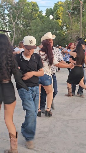227K views · 578 reactions | vuelve corazon, La octava norteña, baile estilo norteño explanada las virgenes 3.2 #rosales #delicias #satevo #chihuahua #mexico #fiesta #Norteño #NorteñaSax #norteña #norteñas #cowboy #cowgirl #country #countrylife #rancho #ranchero #norteñasconsax #sax #acordeon #botas #vaquera #vaquero #dancing #dance #dancer #dançando #dança #dançarino #bailando #bailar #bailan #baila #bailadores | Chiwas bailando norteñas en Chihuahua | Facebook