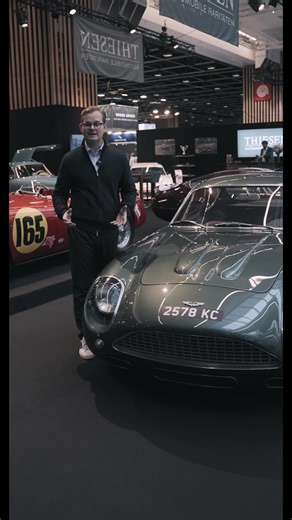 Aston Martin DB4 GT Zagato Eines der besondersten Automobile der Geschichte. 🏁 1960 beauftragte Aston Martin den Mailänder Karosseriebauer Zagato mit dem Bau von lediglich 19 Fahrzeugen – leichter, kompromissloser, mit klarer Rennsport-DNA. In den 1980er-Jahren folgte eine weitere Kleinserie, vor einigen Jahren schließlich eine Continuation, die den Mythos neu aufleben ließ. 🔧 Dieses Exemplar wurde aufwendig und mit höchster Präzision restauriert, unter anderem von renommierten Spezialisten wi