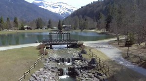 Laissez-vous surprendre par notre belle base de loisirs du lac aux Dames. Envie de se balader en famille, profiter de la beauté des paysages et du beau temps, c'est à Samoëns Grand Massif Officiel | Samoëns