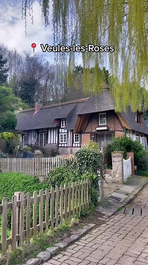 Veules-les-Roses ce petit village normand avec charme absolument. #france #voyageur #etretat #voyageursdumonde #voyageuse #veuleslesroses☀️normandie👍 #veuleslesroses #chaumiere #normandie