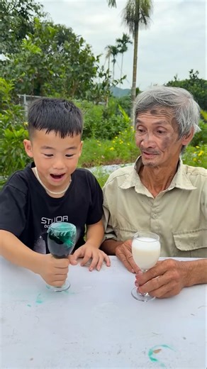 Hai ông cháu chơi khăm lẫn nhau #shorts #cute🤓😰😄😱😁