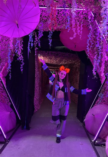 ‘Alexa play secret tunnel’🤣🌸 📍For The Love Of Anime #anime #cosplay #convention #flower #pretty