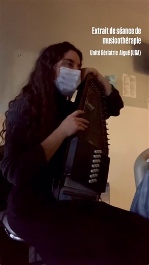 Maude Coulomb - Musicothérapeute Clinicienne on Instagram: "- Yves Montand, et les souvenirs qui reviennent à la pelle - Extrait d’une séance individuelle en musicothérapie En Unité Gériatrique Aiguë (UGA) Mme P. est souffrante, douloureuse, a été admise en urgence. Sa voix est très faible, son souffle court et son discours incohérent, elle est désorientée. On parle de musique, et je prononce le nom d’Yves Montand. Elle commence à fredonner une mélodie, celle des Feuilles mortes. Je fredonne ave