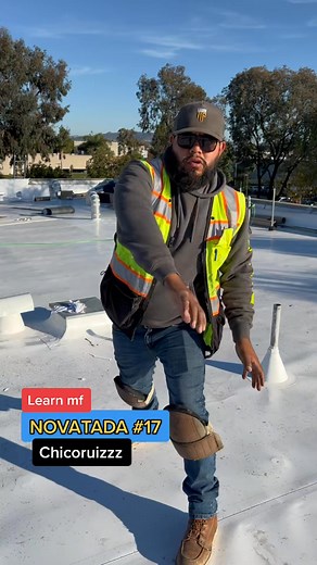 Professional working on roof #construction #reflexion #roofing #rooftop #parati | Chicoruizzz