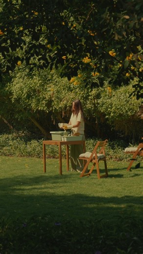 IKEA UAE on Instagram‎: "Plates, mugs, water and sunshine. Suddenly dish duty doesn’t feel like a chore. When the weather is this perfect, it’s time to take it outside. 🌞 #IKEAUAE مع الأكواب والصحون وتفاصيل الجو الحلو، حتى غسيل الأطباق يحسّسك بالراحة. الجو يغمز لك: خذها لبرا. 🌞 #ايكيا_الإمارات"‎