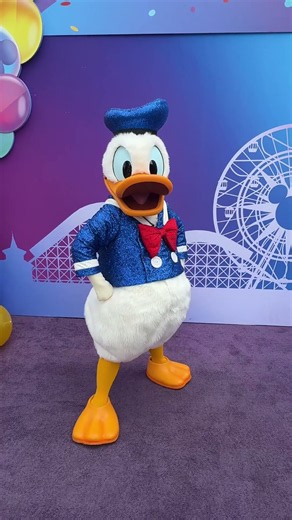 Meeting Donald Duck on D23 Day at Disneyland 🎉 #disney #disneyland #disneyparks #donaldduck #d23