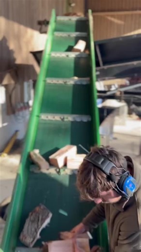 Once logs are freshly processed on the Posch K700, they head up the conveyor — but the job doesn’t stop there 🪵⚙️ Even with our trammel and cleaning belt doing the heavy lifting, some pieces sit right in the middle — offcuts that are too small, rough bits of bark, or shapes that don’t quite meet our standard. That’s where the hands-on work comes in. Having someone on the conveyor manually removing those pieces means every log bag is filled with clean, well-sized, quality logs — no scraps, no fi