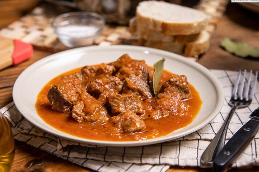 Carne con tomate, receta tradicional andaluza tan sencilla como deliciosa (con vídeo incluido)