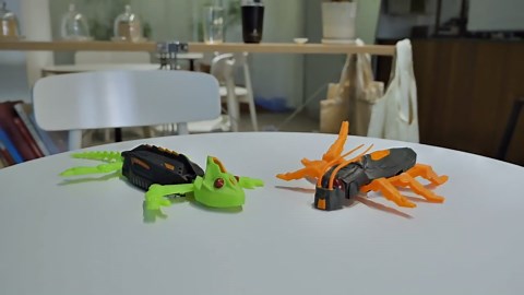 New Rechargeable Remote Control Toys Electric Intelligent Gecko Crawler Bionic Mechanical Robot Climbs Up Walls Toys Gift