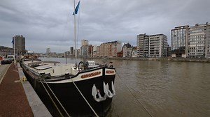 Une péniche de luxe en vente à Liège: à quoi ressemble une vie sur la Meuse? - RTBF Actus