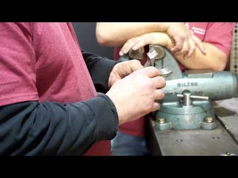 Reconditioning and installing connecting rods into pistons - The Build