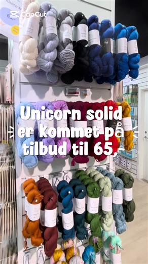 🦄 Spar 40% på vores Unicorn Solid 🦄 Garnet hænger i fed, så du kan med fordel vinde det op til et nøgle ved hjælp af et krydsnøgleapparat 🧶 krydsnøgleapparat, nu kun 239,- 💥 Spar 40% Og har du ikke en partner, der gider at sidde en hel aften i sofaen med armene i vejret 🤷‍♂️ har vi også en garnvinde 🧶 Garnvinde i træ, nu kun 258,- 💥 Spar 35% Kom ned forbi butikken og se alle de flotte farver i Unicorn Solid 🌈 #unicornsolid #krydsnøgleapparat #garnvinde #hobbii