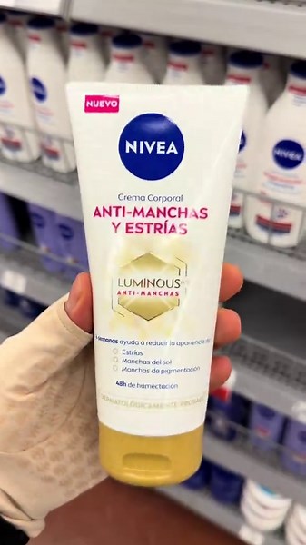 ✨ Los productos corporales que SÍ mejoran estrías, manchas y textura Si quieres una piel más uniforme, hidratada y luminosa, estos son mis favoritos: 💙 NIVEA LUMINOUS630®️ Crema – Reduce marcas y estrías mientras hidrata hasta por 48h. 🤎 Palmer’s Cocoa Butter – Nutrición intensa elasticidad para prevenir y mejorar estrías. 💧 Dove Sérum Corporal – Trata manchas, cicatrices y textura con niacinamida y vitaminas. ✨ Bio-Oil – Clásico para cicatrices, tono desigual y piel deshidratada. 🧬 NIVEA LU