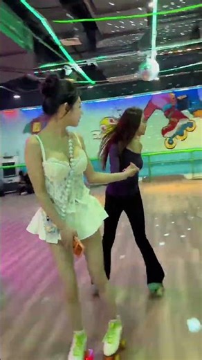 The most beautiful girl in the whole show comes to play the most popular roller skating on