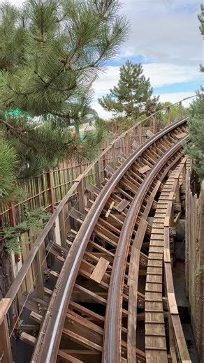 🔥 Wodan, la montagne russe en bois qui ne laisse personne indifférent ! Une vitesse folle, des vibrations uniques et une ambiance viking à couper le souffle ⚔️ Qui a déjà osé défier ce géant de bois ? #europaparkrust #europapark #Allemagne #europapark_rust #rust | Europa-Park Photos