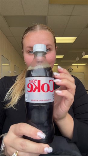 @Diet Coke you are the only way I make it through the day! love you girl!!!! #teacherlunch #lunchbox #gogirls #wednesdayslay #whatsinmybag