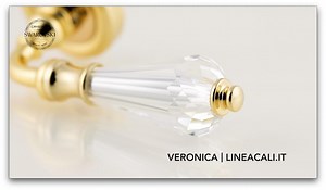 One of the most popular Linea Calì collections around the world, the Veronica handle for doors was designed to match classical doors and windows. The stem is characterized by an elegant profile that leads the eye to the hourglass-shaped handgrip, a classical Italian handle, which, thanks to the 💎 SWAROVSKI® crystal is transformed into a precious gem to be touched and admired. The skilful crafting of the crystal is clear at first glance, when the many facets shine and glow almost with their own 
