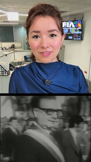 Un día como hoy, 11 de septiembre pero 1973, Chile vivió el golpe de Estado que derrocó a Salvador Allende. El bombardeo al Palacio de la Moneda marcó el inicio de una dictadura y el fin de un experimento socialista que sumió al país en inflación, escasez y caos social. Un recuerdo de lo frágil que puede ser la democracia. Amparo Castañeda nos cuenta | Azteca Noticias