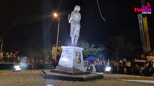 #LocalNews On the eve of PNG's 50th independence anniversary and four years after his passing, the statue of the founding father of the nation Grand Chief Sir Michael Thomas Somare was unveiled at the Parliament house this evening in Port Moresby. Dubbed as the statue of Unity, it was unveiled by Prime Minister James Marape, Chief Justice Sir Gibbs Salika, Governor General Grand Chief Sir Bob Dadae and Speaker Job Pomat. Lady Veronica Somare was also in attendance along with other dignitaries. #