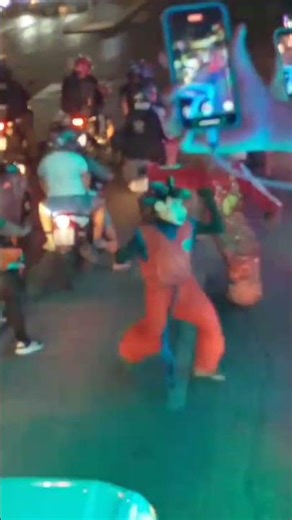 bonecos da carreta talismã dançando na pista.