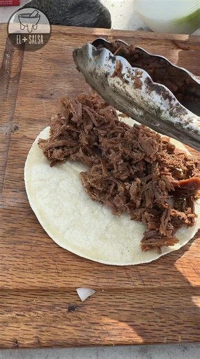 Sin duda la mejor barbacoa… en pozo… con penca de maguey Tatemada y en el rancho… con una buena salsita Tatemada #elmassalsa #reelsviralシ #receta #tacos #barbacoa #rancho | El Mas Salsa