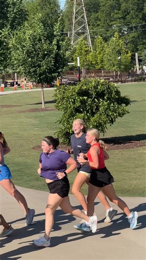 El Swamp Rabbit Trail (Sendero del Conejo del Pantano) es una ruta recreativa emblemática que conecta a Greenville con Travelers Rest (Carolina del Sur), perfecta para pasear, andar en bicicleta o correr disfrutando de parques urbanos, arte, historia local y paradas gastroturísticas. Tiena unas 28 millas de longitud (45 kilómetros), que incluyen trayectos accesibles y bien conectados. También hay numerosos cafés, restaurantes y bares a lo largo del trayecto, incluidos The Commons, Southernside B