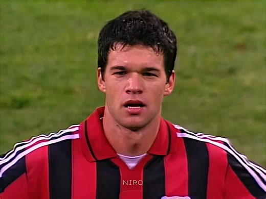 En dehors du sport, il s'est fait quitter par son amour de jeunesse avec qui il était marié et a eu 3 enfants.Il a aussi perdu un de ses enfants dans un accident de voiture.Michael Ballack a un mental incroyable et a aussi résisté aux épreuves de la vie. RESPECT.