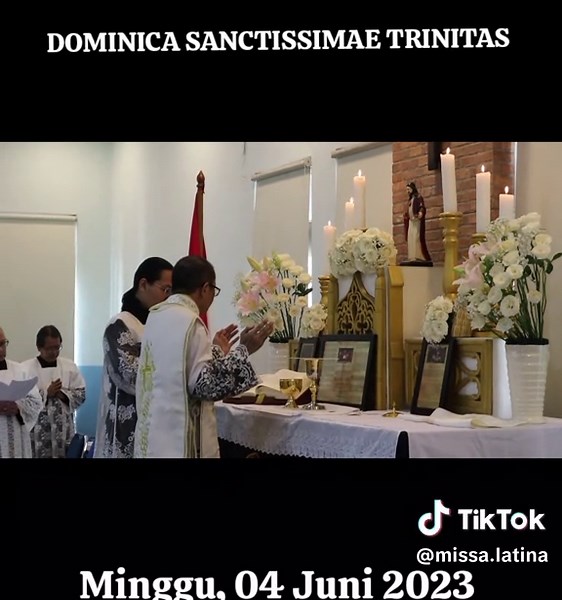 Hari Minggu Tritunggal Mahakudus Minggu, 04 Juni 2023 Misteri tiga Pribadi dalam satu Kodrat Ilahi, jauh melebihi segala pengetahuan, sehingga kita hanya dapat bersujud dengan rendah hati di hadapan-Nya (Collecta, Epistolae), serta mengakui sambil memuji Allah Tritunggal Mahakudus Tuhan yang Esa, karena kebaikan dan belaskasihan-Nya kepada manusia (Introitus, Graduale, Offertorium dan Communio). #misalatintradisional #misalatin #katolikroma #komunilidah #introitus