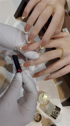 Ánh Mắt Mèo Đổi Màu - Nghệ Thuật Nail Độc Đáo