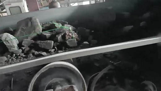 🔍 Why Can a Metal Detector Detect Manganese Steel (High Mn Steel)? This question often comes up in mining, aggregates, cement, and power plant conveyor systems. Manganese steel is well known for being weakly magnetic or almost non-magnetic, so many people assume it cannot be detected. In reality, industrial conveyor belt metal detectors work on a different principle. ⚙️ Key Principle: Electromagnetic Induction, Not Just Magnetism Mining-grade metal detectors operate by generating an alternating