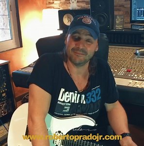 1.6K views · 121 reactions | Mi buen amigo @david_palau_oficial guitarrista de Alejandro Sanz, David Bisbal y muchos más. Recomienda mi escuela de guitarra ONLINE SONVER ! Ven y se parte de una gran comunidad de guitarristas! REGITRATE AQUI www.robertopradojr.com TE ESPERAMOS! | Roberto Prado Jr. Productor & Director Musical. | Facebook