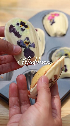 Here’s how to make madeleines with white chocolate shell and edible flowers. 🌸 #madeleines #madeleinerecipe #madeleine #madeleinecookie #madeleinecakes #bakingrecipe #recipevlog #bakingvlog #homebaked #homebaker #homebaking #easybakingrecipe #baking #bakingphilippines #homecafephilippines #foodtiktok #easyrecipe #tiktokrecipe