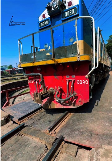Locomotive Turning on Turntable: A Railfan's Delight