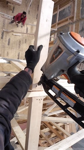 Jarod Coffman on Instagram: "Had a smooth truss install this morning! I love this double truss method. Especially if the rigging process isn’t quite as fast #framersareadyingbreed"