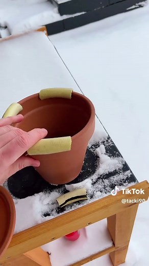 DIY „Beheizte Vogeltränke“ Ihr braucht 4 Sachen um das nachzumachen. Eine Tontopf, einen Tonuntersetzer für oben drauf, eine Grabkwrze und ein Stück alten Schlauch, den ihr in vier Teile schneidet als Abstandshalter damit die Kerze Luft bekommt. Und schon ist die beheizte Wasserstelle für die klein Vögel fertig. Dauert 5 Minuten #diy #winter #fyp #garten