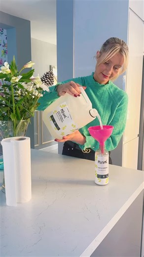 Lynsey Queen Of Clean on Instagram: "White vinegar is one of my all-time favourite eco-friendly cleaning essentials 💛✨ This lemon-infused one smells incredible and has so many uses around the home from mirrors and windows to taps, glass hobs, stainless steel and even the dishwasher. A natural, affordable and planet-friendly way to keep everything sparkling! You can find an affiliate link to this in my must haves or stories - one of my favourites LOVE IT 💖 #whitevinegar #ecocleaning #lemons #qu