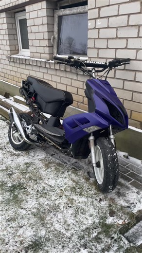 Experiencing a Strong Wind on a 70cc 2-Stroke Motorcycle