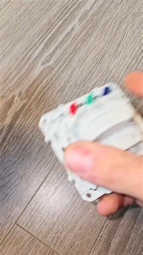 226K views · 787 reactions | Le Mystère Des Prises Électriques | Les Disjonctés | Facebook