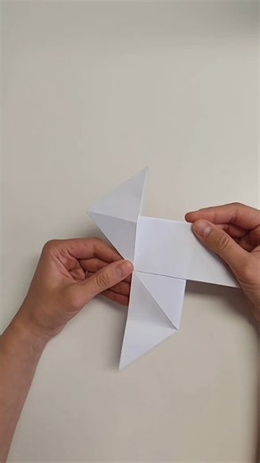 Decogarden on Instagram: "Hoy nos ponemos creativos: vamos a aprender a hacer una pajarita de papel paso a paso. Solo necesitas una hoja cuadrada, tus manos… y un poco de paciencia 😉 Dale vida a una hoja en blanco y convierte el papel en arte de origami. ¿Quién se anima? #DIY #Manualidades #Origami #PajaritaDePapel"